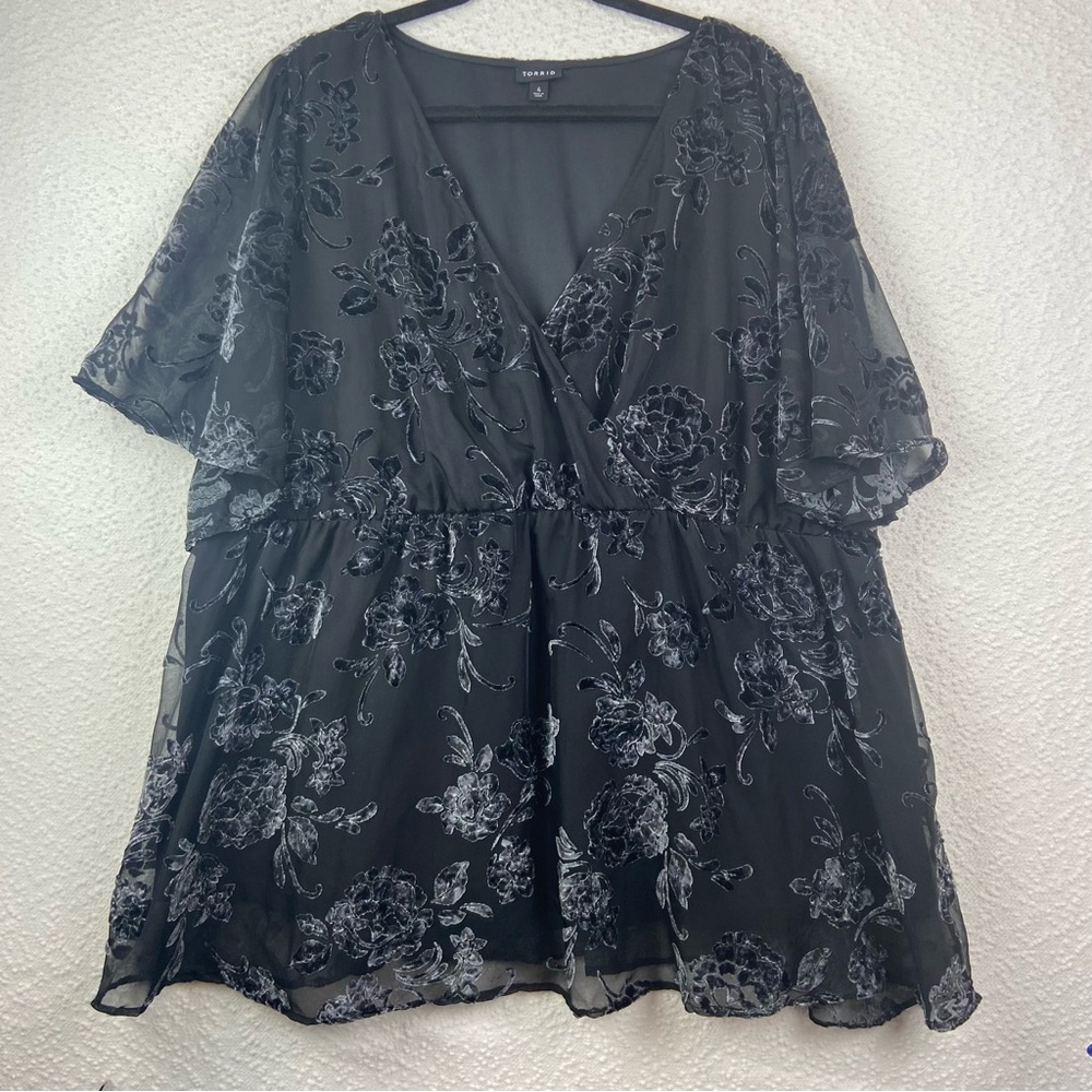 Torrid Black velvet pattern blouse. Size 4X 26W.